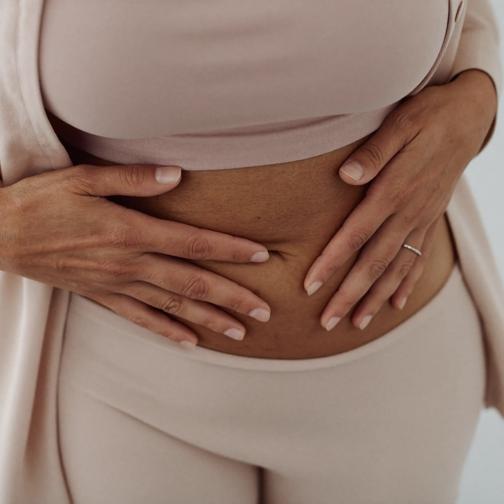 Une femme prend soin de son corps avec douceur